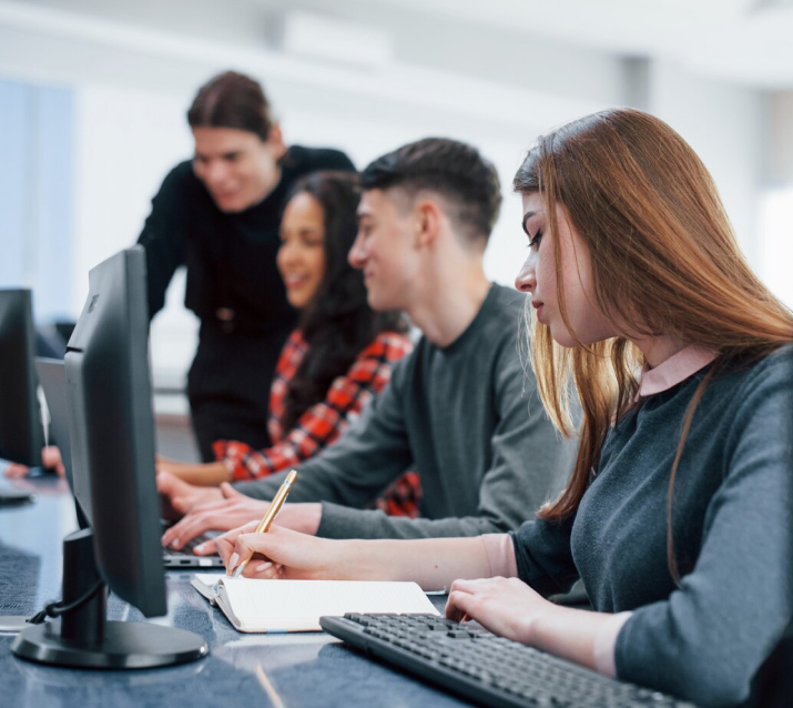 A imagem mostra jovens em um ambiente de trabalho.