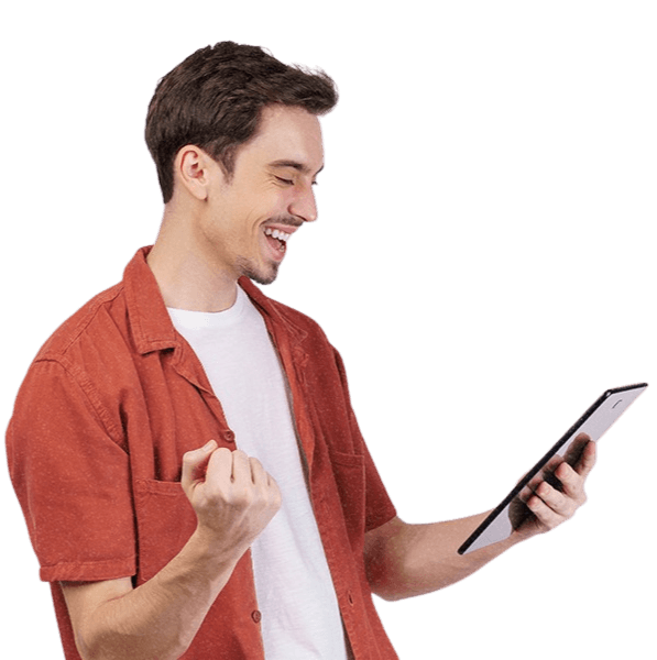 A imagem mostra um homem jovem branco de cabelo escuro e cacheado, sorrindo enquanto segura um notebook e olha para a tela.