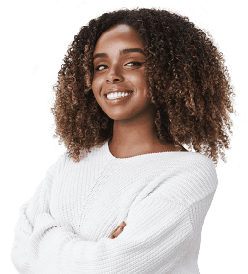 A imagem mostra um homem jovem branco de cabelo escuro e cacheado, sorrindo enquanto segura um notebook e olha para a tela.