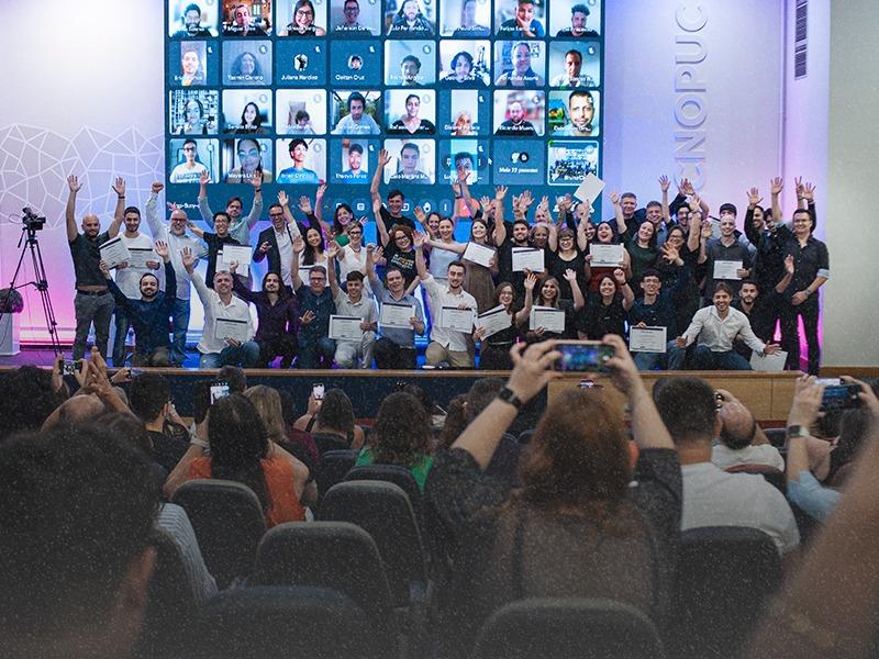 A imagem mostra a foto de celebração da formatura da +praTi.